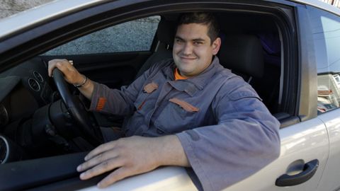 Diego, desde que trabaja se ha sacado el carnet de conducir y se ha comprado el coche en el que posa para la foto