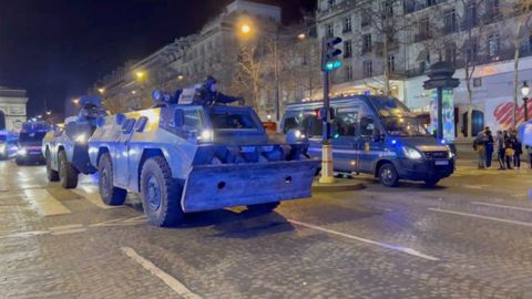 Policas antidisturbios en vehculos blindados en la avenida de los Campos Elseos mientras intentan dispersar a los manifestantes durante una protesta de antivacunas