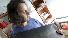 Antonio Seijas, con uno de sus lienzos deteriorados tras la exposici�n en Canarias