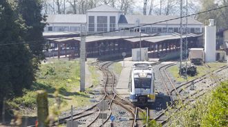 Un tren de ancho m�trico saliendo de la estaci�n de Ferrol, en imagen de archivo.