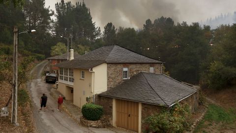 Tratando de evitar que el fuego llegase a viviendas de A Barxa, en Monforte