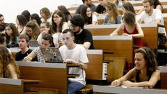 Foto de archivo de alumnos en una clase de la Facultad de Medicina de Santiago