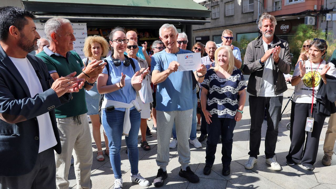 Homenaje a Ángel García, el quiosquero que endulzó Vilagarcía durante 42 años