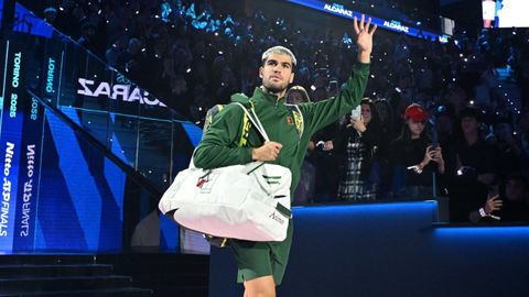 Carlos Alcaraz saluda antes del encuentro contra Sinner en las Finales ATP.