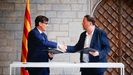 De izquierda a derecha, el presidente de la Generalitat, Salvador Illa, junto al presidente de Esquerra Republicana, Oriol Junqueras, en la r�brica del acuerdo presupuestario.