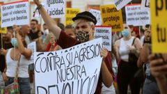 Cientos de personas se congregaron hoy en la madrile�a Puerta del Sol para pedir el fin de la violencia hom�foba y contra el colectivo LGTBIQ+