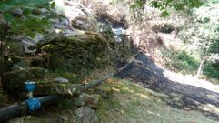 Un tramo de la tuber�a de la red municipal de aguas de Quiroga afectada por los incendios de este verano