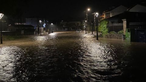 Intensas lluvias registradas desde ayer en la zona oriental de Asturias, en concejos como Colunga, que han elevado el caudal de los r�os y ha provocado afectaciones puntuales en algunos garajes y viviendas. El Gobierno del Principado ha activado este jueves el plan de inundaciones, seg�n ha informado el Servicio de Emergencias del Principado de Asturias (SEPA), la situaci�n de los r�os Libard�n, en el concejo de Colunga, y Linares, y Villaviciosa, han superado los umbrales rojo y naranja, respectivamente