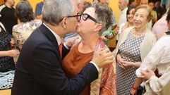 Evencio Ferrero, alcalde de Carballo, en un momento de cario con supareja