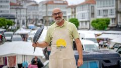Jorge R&iacute;o, dos veces campe&oacute;n del concurso de la mejor tortilla casera, posa con su delantal y su sart&eacute;n en la plaza Garc&iacute;a Naveira de Betanzos.