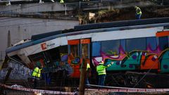 Operarios trabajan en la retirada del tren de cercan�as accidentado entre las estaciones de Sant Sadurn� d?Anoia y Gelida, en la provincia de Barcelona.