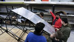 Sobre la estanter�a, se pueden ver las alas del avi�n, en cuya estructura central trabajan los estudiantes