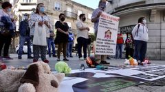 Concentraci�n de Os Ningu�ns frente a la plaza de abastos de�O Calvario por los derechos de los menores de madres empobrecidas