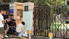 Un mejor deja un ramo de flores en la escuela japonesa de Shenzhen a la que se dirigía el niño cuando fue apuñalado, en el 2024