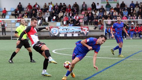 Concheiro, golpeando el balón en un partido de Liga frente al Betanzos