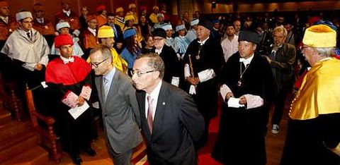 Los tres rectores y el conselleiro de Educaci�n inauguraron el curso acad�mico universitario con protestas por los recortes.