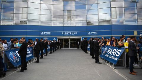 Aficionados del PSG esperando fuera del estadio �Parc des Princes� la llegada de Neymar