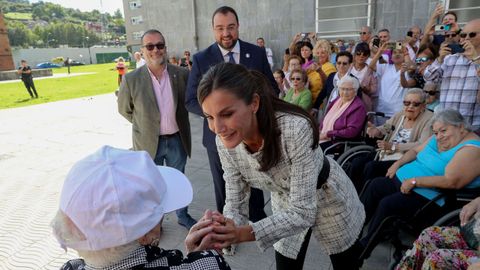 La reina Letizia saluda a su llegada a la apertura del curso de Formacin Profesional 2023/24, este mircoles en el Centro Integrado de Comunicacin, Imagen y Sonido de Langreo. 