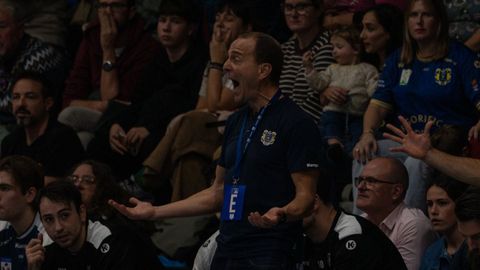 Quique Dom�nguez, dirigiendo al Cangas el pasado fin de semana.