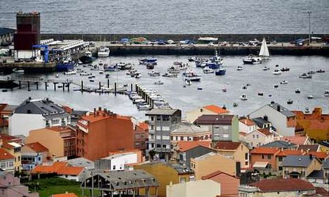 Vista del casco antiguo de la localidad de Cari�o con el puerto pesquero al fondo. 