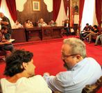 Vales y P�rez, de la Marea, conversan en el pleno. 