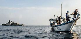 Militares de las fuerzas de la operaci�n Atalanta interceptan una nave nodriza utilizada para atacar otros barcos en Somalia.