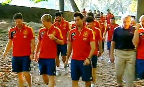 <span lang= es-es >Paseo matinal por Castrelos</span>. Los internacionales espa�oles, con Vicente del Bosque a la cabeza, estuvieron paseando ayer por el parque de Castrelos. La plantilla se mostr� muy cercana con la afici�n que se los encontraba en el camino, accediendo a hacerse fotos y firmando aut�grafos. Fue un buen final tras un mal comienzo.
