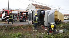 Excarcelada la conductora atrapada tras volcar su cami�n en Pontevedra