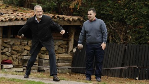 El rey Felipe VI participa en la tirada de bolos durante la visita de la familia real a Valdesoto, este s�bado, donde la princesa de Asturias entregar� el Premio al Pueblo Ejemplar con el que fue reconocida esta parroquia tras presentar su candidatura durante 21 ediciones