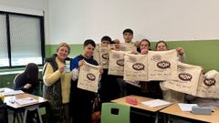 La asociacin Renacer reparti bolsas de tela con informacin y preservativos en los institutos 