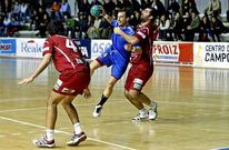Didac Villar intenta deshacerse de un jugador del Alcobendas, rival del Teucro en la �ltima jornada.