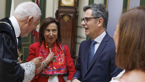 De izquierda a derecha, el presidente del Tribunal Constitucional, Cndido Gmez-Pumpido, la ministra de Defensa, Margarita Robles, y el ministro de Justicia, Presidencia y Relaciones con las Cortes, Flix Bolaos.