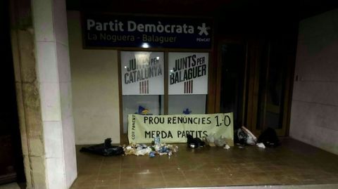 Los CDR depositaron basura delante de las sedes del PDeCAT y ERC, a los que acusan de haber �traicionado� el proceso secesionista