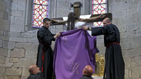 Desenclavo y procesi�n del Santo Entierro en Noia