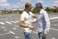 Yoel Rodr�guez saluda a Quique Seti�n a su llegada a las dependencias del �ngel Carro.