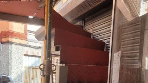 Detalle del estado en el que la empresa dej� la escalera exterior de acceso al edificio