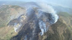 Una vista area del incendio de Meiraos tomada por los servicios de extincin