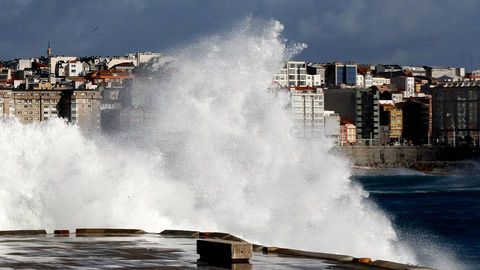 Fuerte oleaje en A Corua