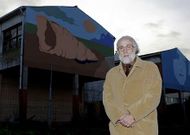 D�az del Valle, diante do antigo Colexio Academia Leus, onde iniciou os seus estudos en Carballo. 