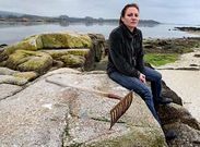 Rosa Charl�n es una de las cambadesas que busca empleo en el sector del marisqueo a pie.