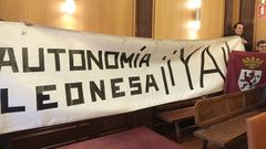 Pancarta desplegada e el pleno del Ayuntamiento de Le�n en favor de la autonom�a de la Regi�n Leonesa
