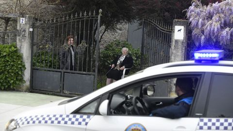 4 de abril, d�a 21 de confinamiento. Cumplir a�os en pleno confinamiento dificulta las celebraciones familiares y el fastidio se agranda cuando se alcanza el centenar. A�n as�, Mar�a Rey, una vecina de Lour�s (Silleda) pudo soplar las velas y recibir una visita y felicitaci�n especial, con luces y sirena.