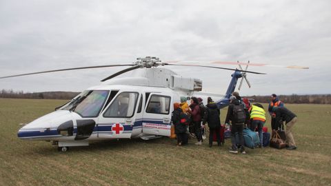 Refugiados ucranianos suben a un helicptero rumbo Repblica Checa 