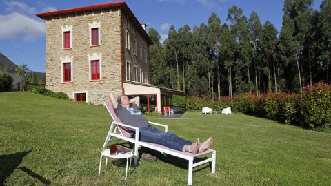 julio.Álex, al frente del hotel El castaño dormilón, que forma parte de Turismo Slow Norte de Galicia