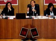 Llovo, a la izquierda, argumenta que el pleno debe centrarse en asuntos de competencia municipal.