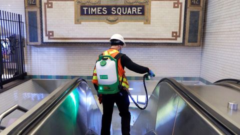 Un empleado desinfecta la estacin de Times Square del metro de Nueva York durante la noche