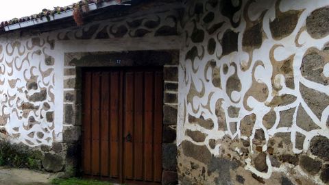 Esgrafiados en una construcci�n del lugar de Outeiro, en la parroquia chantadina de Mariz