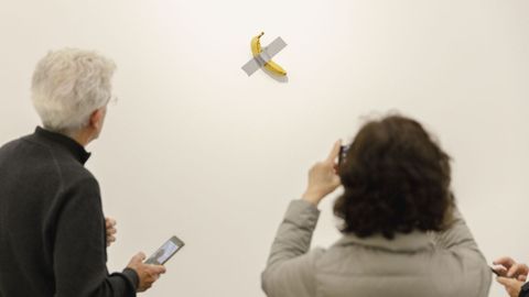 La banana de la obra &laquo;Comedian&raquo; del artista italiano Maurizio Cattelan, fue sustra&iacute;da el pasado s&aacute;bado