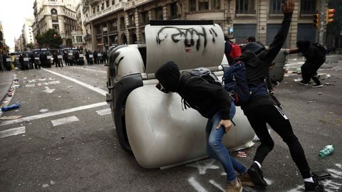 Unos radicales montan barricadas en v�a Laietana, cerca de la Jefatura Superior de Polic�a Nacional, en Barcelona el pasado 18 de octubre