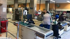 Clientes en un economato de Hunosa.Clientes en un economato de Hunosa